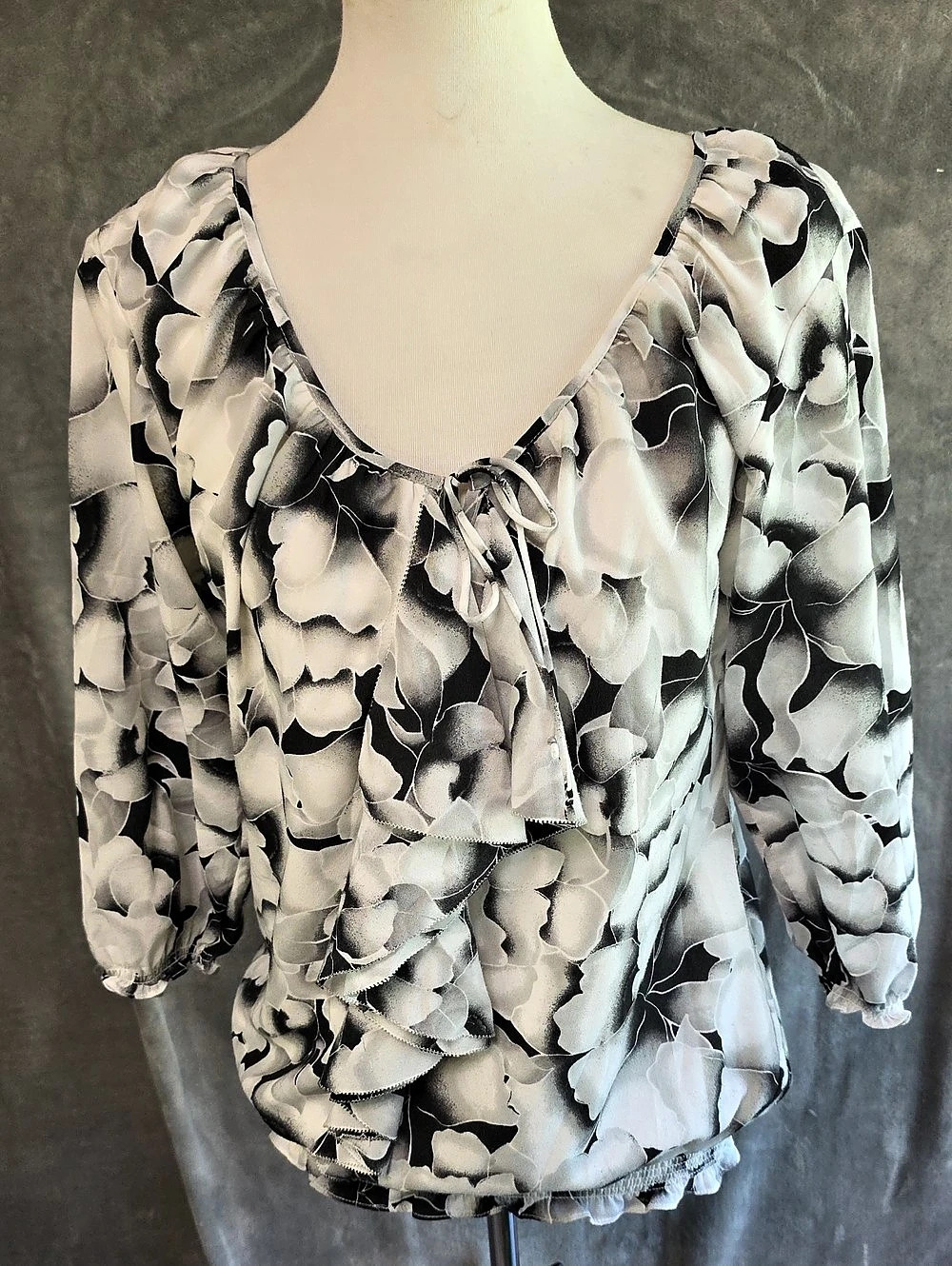 White House Black Market Floral Blouse in White & Black Size Medium Like New